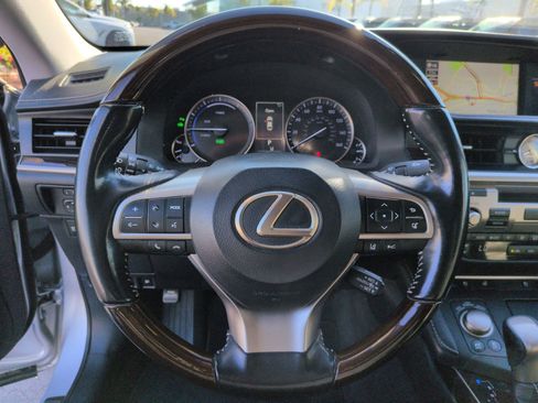 Used 2018 Lexus ES 300h w/ Navigation Package FWD image 18