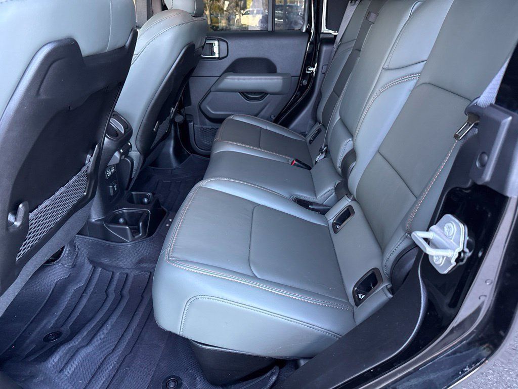 Used 2025 Jeep Gladiator Mojave AWD/4WD image 17