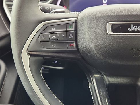 Used 2023 Jeep Grand Cherokee L Laredo image 18