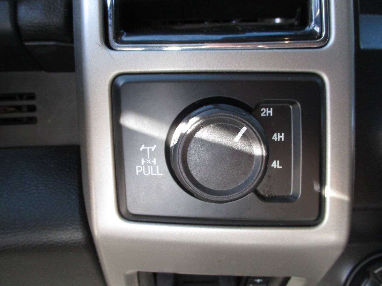 Used 2019 Ford F350 Lariat w/ Camper Package AWD/4WD image 18