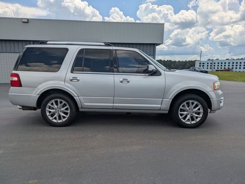 Used 2017 Ford Expedition Limited w/ Equipment Group 301A RWD image 3