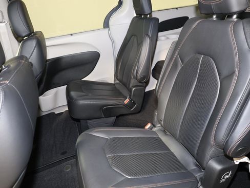 Used 2019 Chrysler Pacifica Touring-L image 24