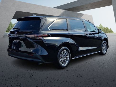 Used 2025 Toyota Sienna LE image 6