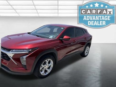 Used 2025 Chevrolet Trax LS w/ LS Convenience Package FWD image 2