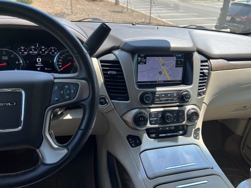 Used 2018 GMC Yukon Denali w/ Denali Ultimate Package AWD/4WD image 18