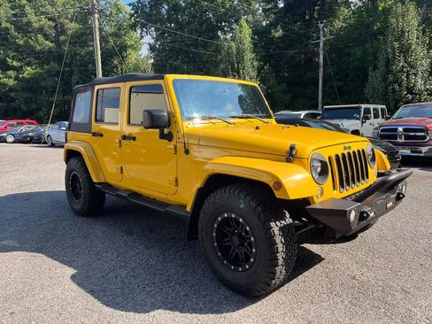Used 2015 Jeep Wrangler Unlimited Sahara w/ Connectivity Group AWD/4WD image 5