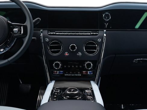 Certified 2025 Rolls-Royce Cullinan AWD/4WD image 38
