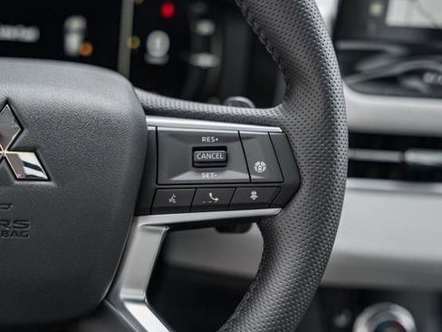 New 2025 Mitsubishi Outlander SE image 24