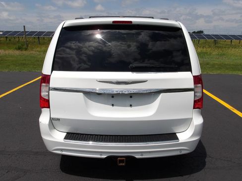 Used 2014 Chrysler Town & Country Touring-L w/ Trailer Tow Group FWD image 4
