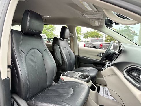 Used 2022 Chrysler Pacifica Touring-L FWD image 25