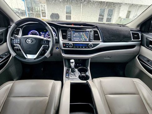Used 2018 Toyota Highlander XLE w/ Carpet Mat Package (TMS) image 13