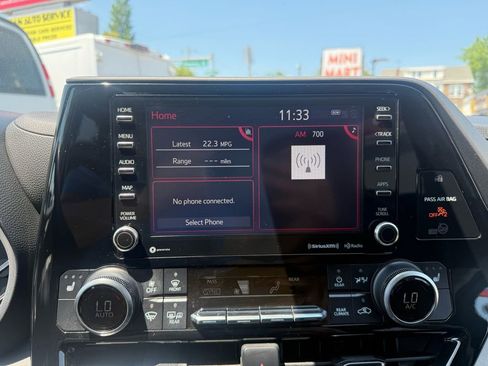 Used 2022 Toyota Highlander XLE AWD/4WD image 27
