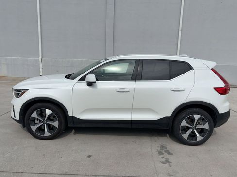 Certified 2025 Volvo XC40 B5 Plus image 2