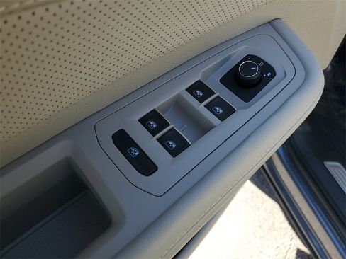 Certified 2025 Volkswagen Atlas SE image 20