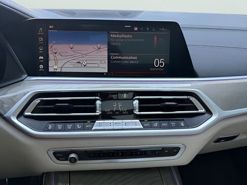 Used 2022 BMW X7 xDrive40i w/ M Sport Package AWD/4WD image 25