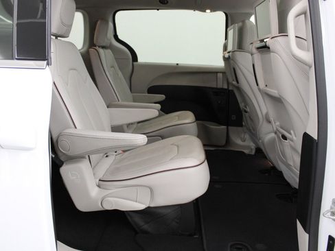 Used 2018 Chrysler Pacifica Limited w/ Advanced Safetytec Group FWD image 13