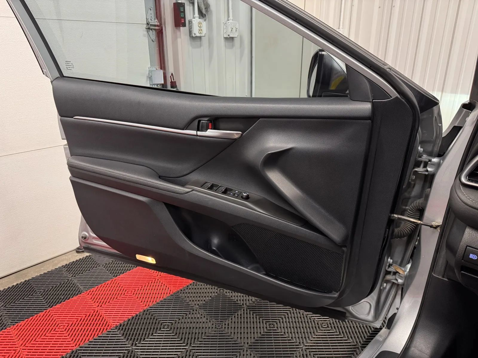 Used 2022 Toyota Camry XSE FWD image 25