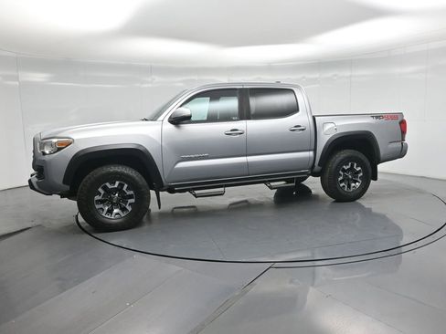 Used 2019 Toyota Tacoma TRD Off-Road w/ Technology Package AWD/4WD image 28