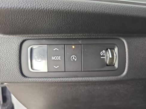 Used 2025 Chevrolet Traverse LT FWD image 33