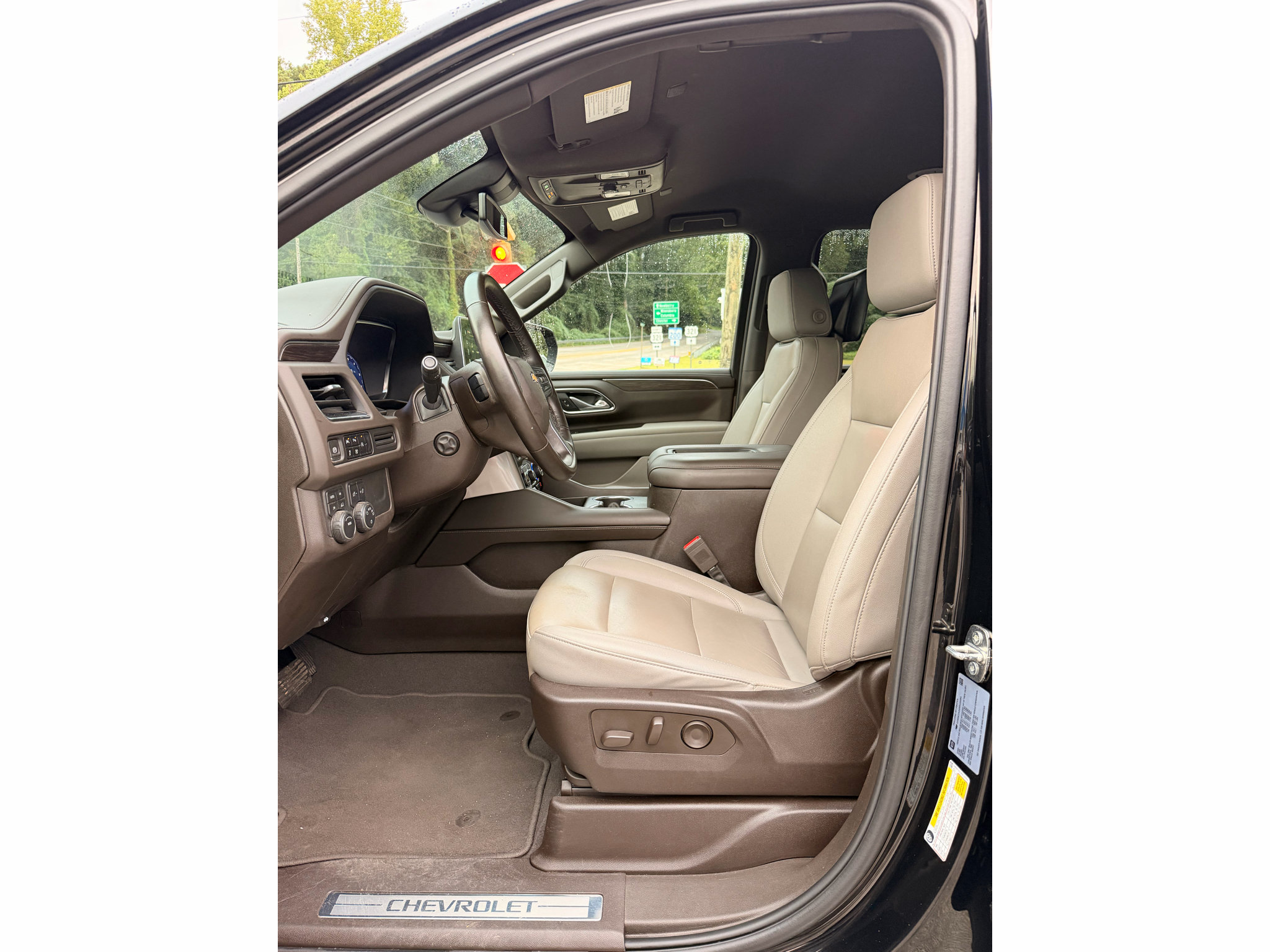 Used 2024 Chevrolet Suburban LT w/ Luxury Package AWD/4WD image 15