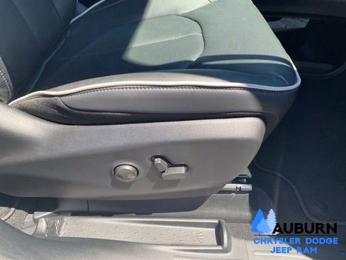 Used 2026 Chrysler Pacifica Limited FWD image 8