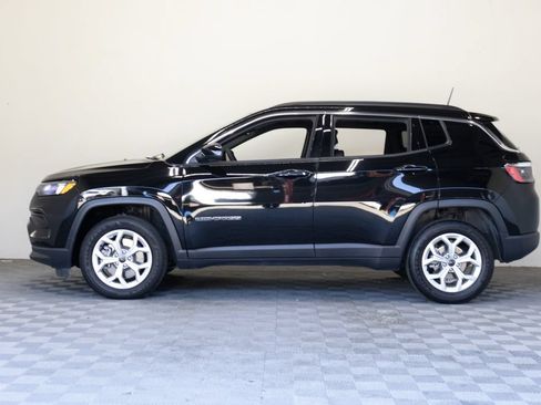 Used 2025 Jeep Compass Latitude AWD/4WD image 7