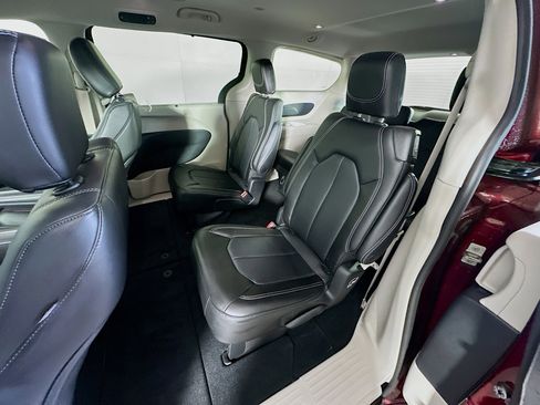 Used 2023 Chrysler Pacifica Touring-L image 27