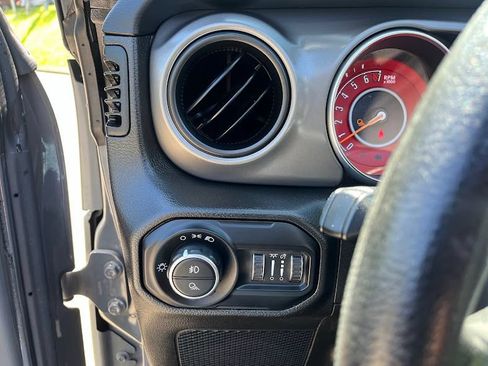 Used 2022 Jeep Gladiator Sport AWD/4WD image 12