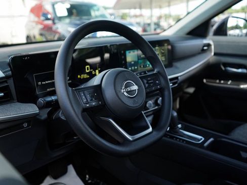 Used 2025 Nissan Kicks SV FWD image 5