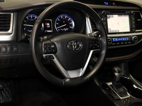 Used 2017 Toyota Highlander XLE image 17