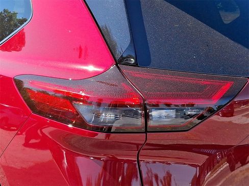 Used 2024 Nissan Rogue Platinum image 10