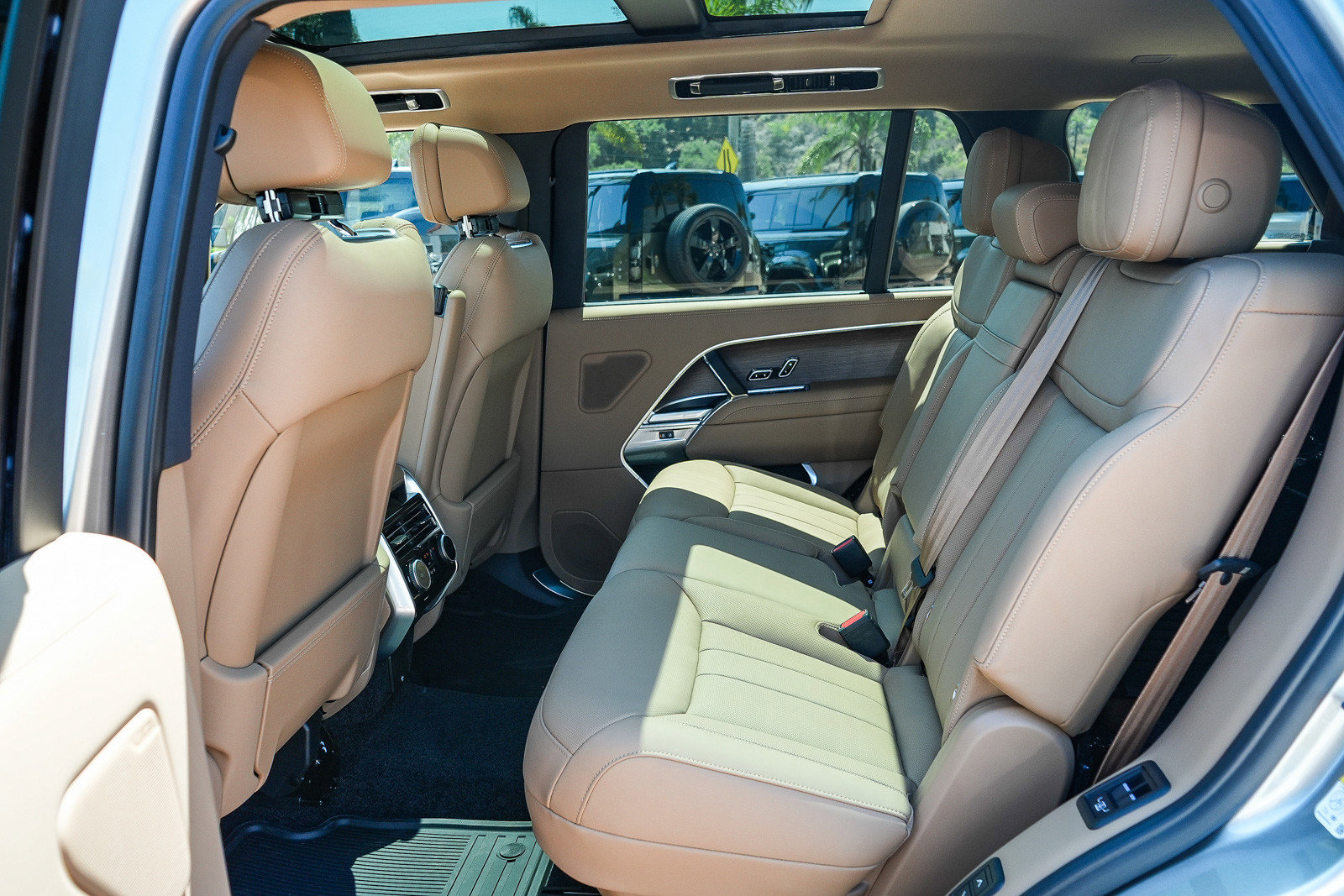 New 2026 Land Rover Range Rover Long Wheelbase SE AWD/4WD image 18