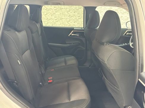 Used 2023 Mitsubishi Outlander ES FWD image 12