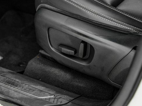 Used 2019 Land Rover Range Rover Velar R-Dynamic SE image 11