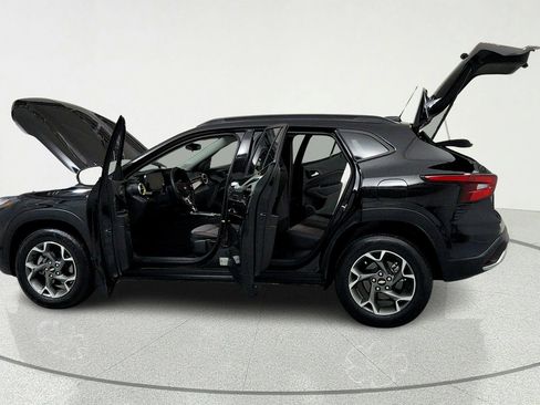 Used 2024 Chevrolet Trax LT w/ Sunroof Package FWD image 10