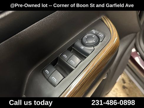Used 2017 GMC Acadia SLE AWD/4WD image 16