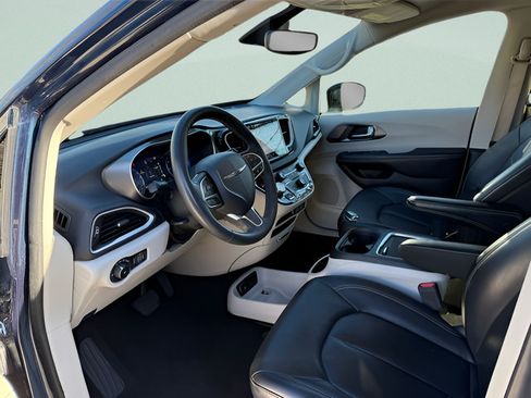Used 2024 Chrysler Pacifica Touring-L FWD image 4