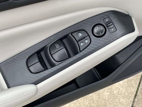 Used 2025 Nissan Altima 2.5 SV image 16