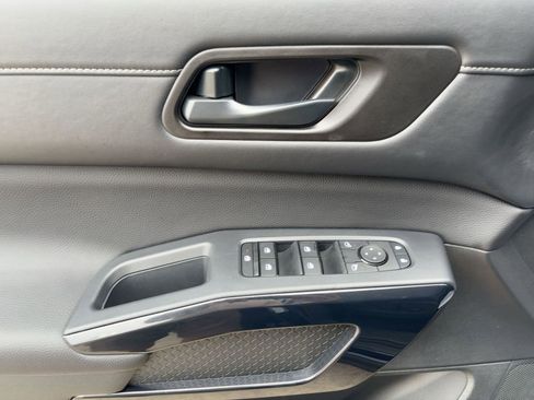 Used 2025 Nissan Pathfinder SV image 13