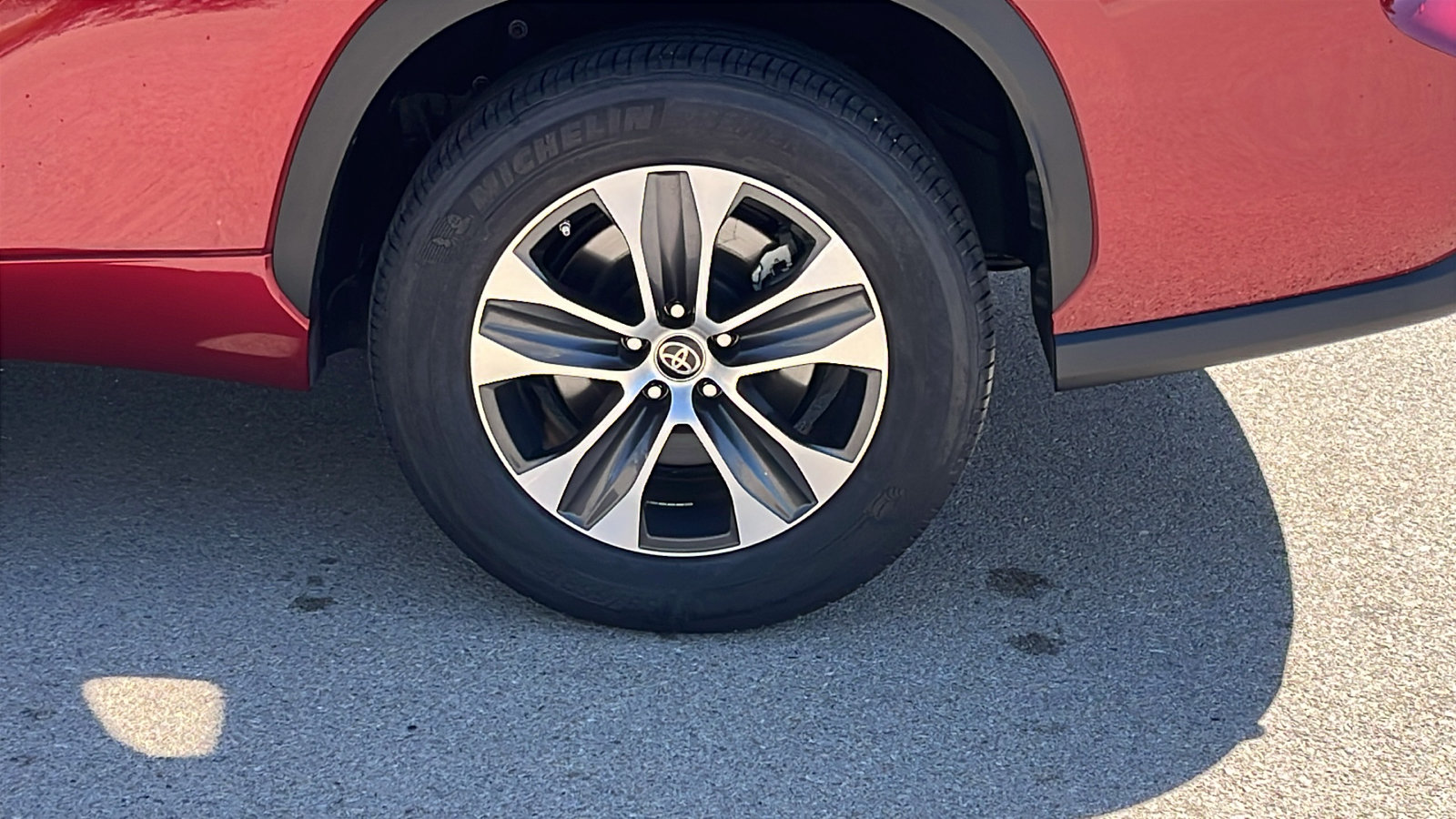 Used 2022 Toyota Highlander XLE FWD image 5