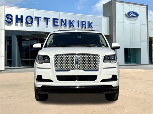 Used 2024 Lincoln Navigator Reserve image 2