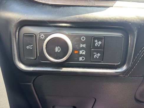 Used 2020 Ford Explorer Platinum w/ Premium Technology Package AWD/4WD image 20
