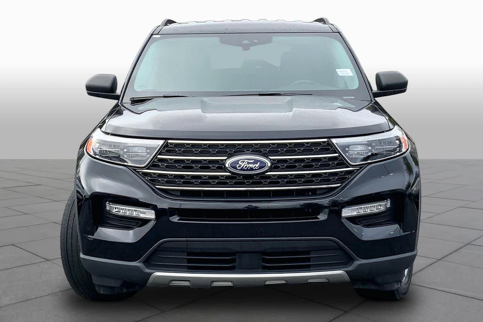 Used 2024 Ford Explorer XLT w/ Equipment Group 202A RWD image 4