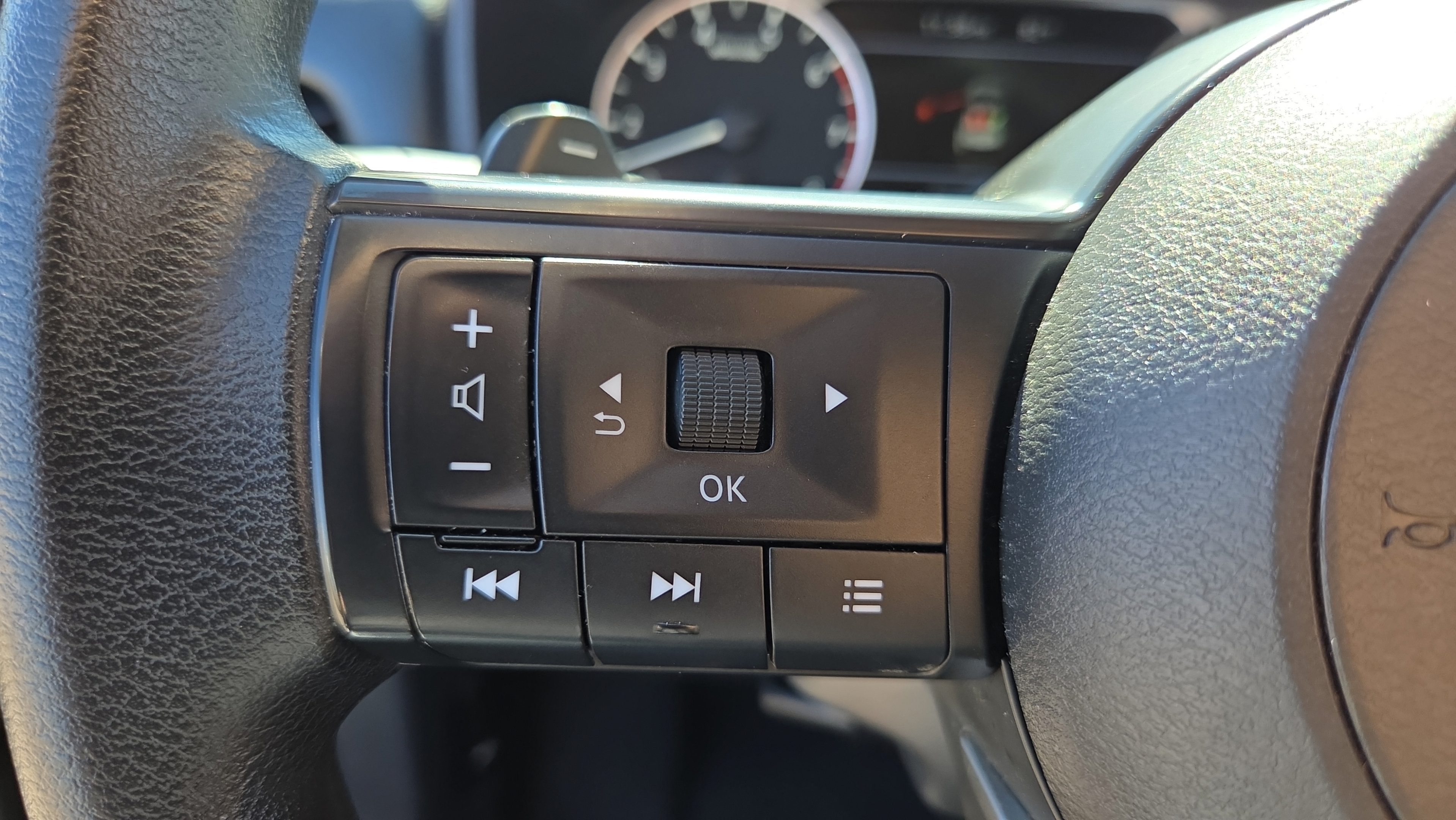 Used 2024 Nissan Rogue S AWD/4WD image 27