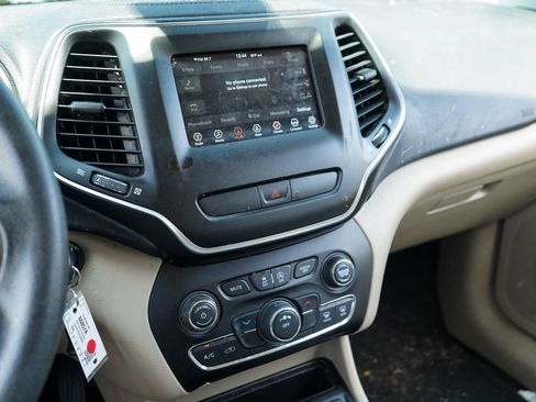 Used 2019 Jeep Cherokee Latitude w/ Popular Appearance Group FWD image 8