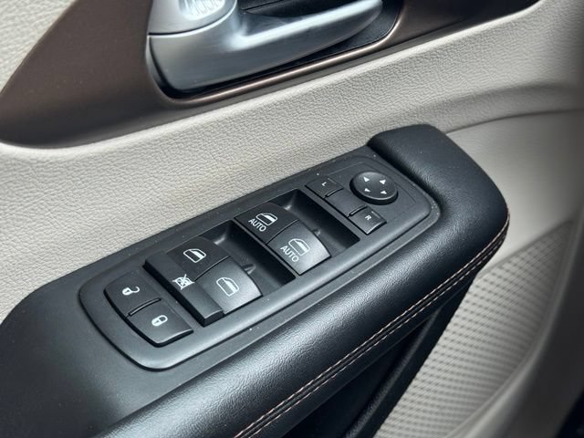 Used 2017 Chrysler Pacifica Touring FWD image 29