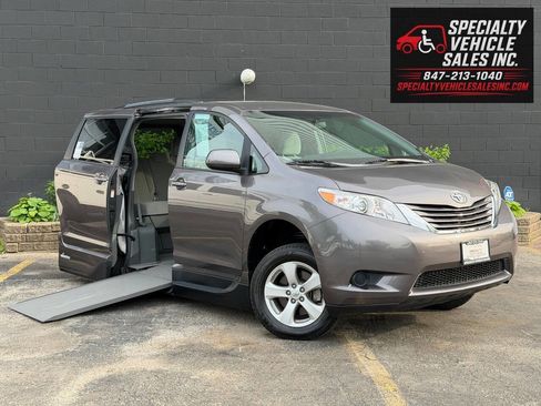 Used 2016 Toyota Sienna LE FWD image 3