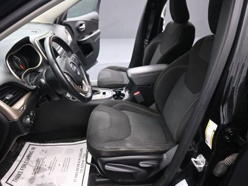 Used 2016 Jeep Cherokee Latitude w/ Cold Weather Group AWD/4WD image 12