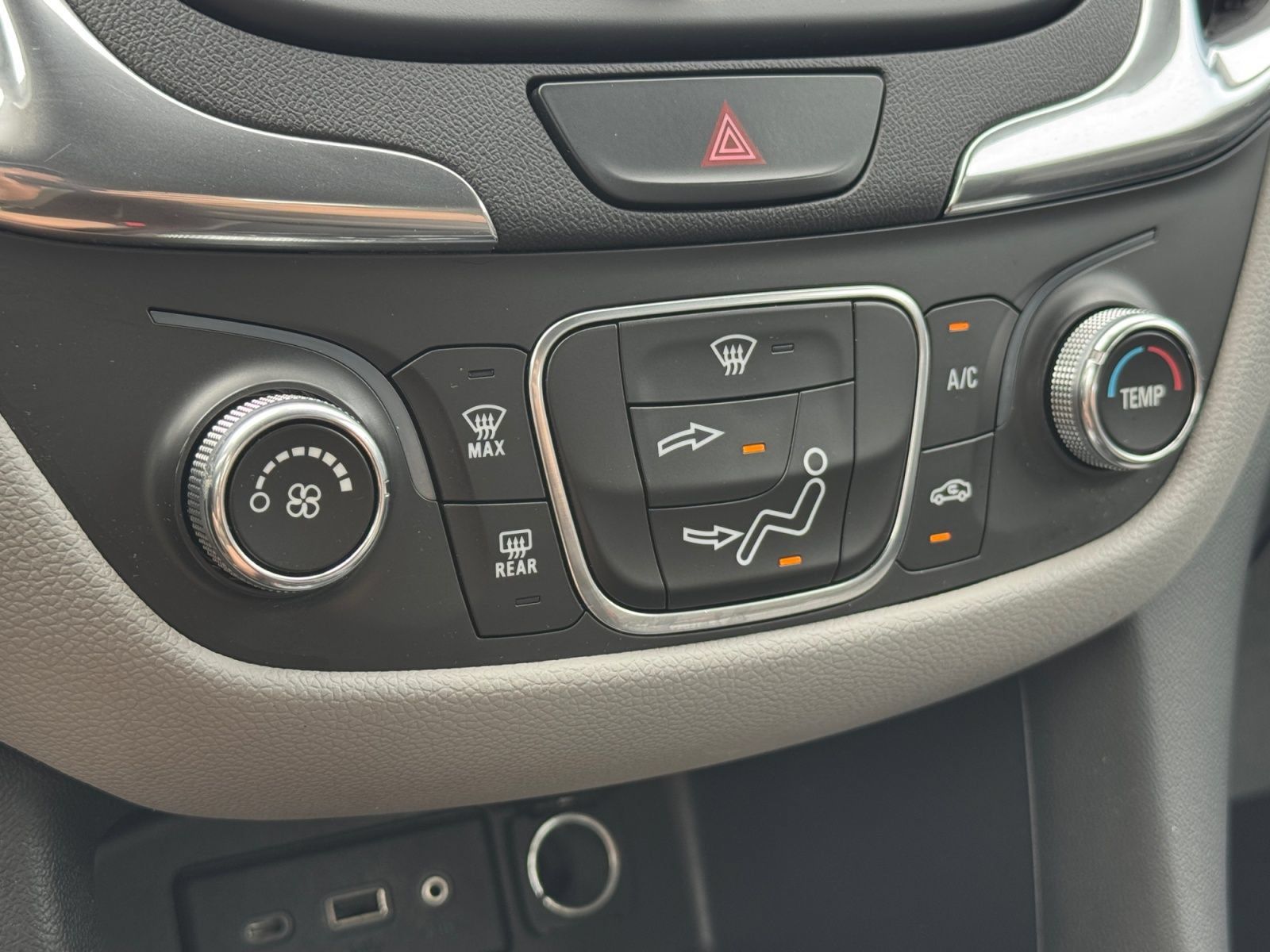 Used 2019 Chevrolet Equinox LS FWD image 4