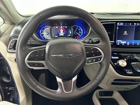 Used 2024 Chrysler Pacifica Select image 14